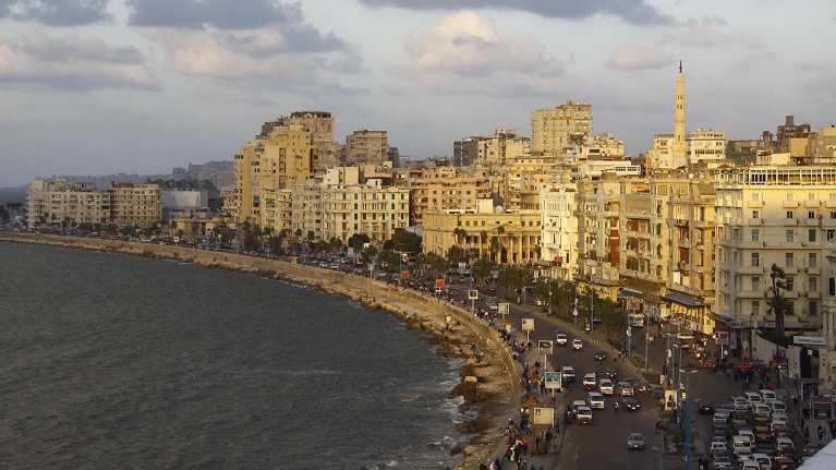 بسبب تسرب مياه البحر إلى التربة، مباني الأحياء الساحلية التاريخية بالإسكندرية مهددة بالغرق.